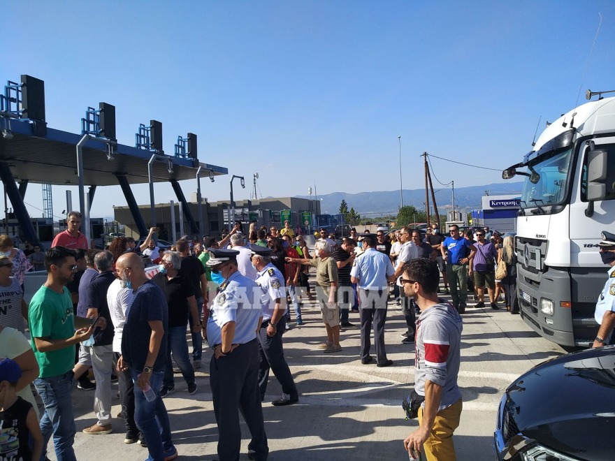 Καμένα Βούρλα: Κάτοικοι έκλεισαν ξανά την Εθνική Οδό διαμαρτυρόμενοι για τους μετανάστες - Βίντεο και φωτογραφίες