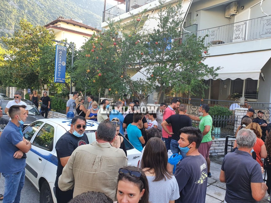 Καμένα Βούρλα: Κάτοικοι έκλεισαν ξανά την Εθνική Οδό διαμαρτυρόμενοι για τους μετανάστες - Βίντεο και φωτογραφίες