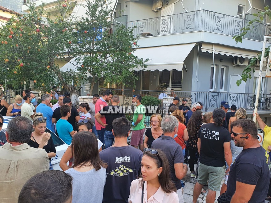 Καμένα Βούρλα: Κάτοικοι έκλεισαν ξανά την Εθνική Οδό διαμαρτυρόμενοι για τους μετανάστες - Βίντεο και φωτογραφίες