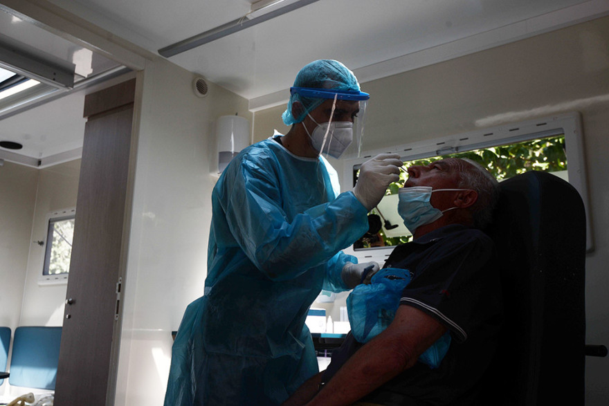 Στην Κυψέλη Κικίλιας και Τσιόδρας: Τεστ για κορωνοϊό στους πολίτες 