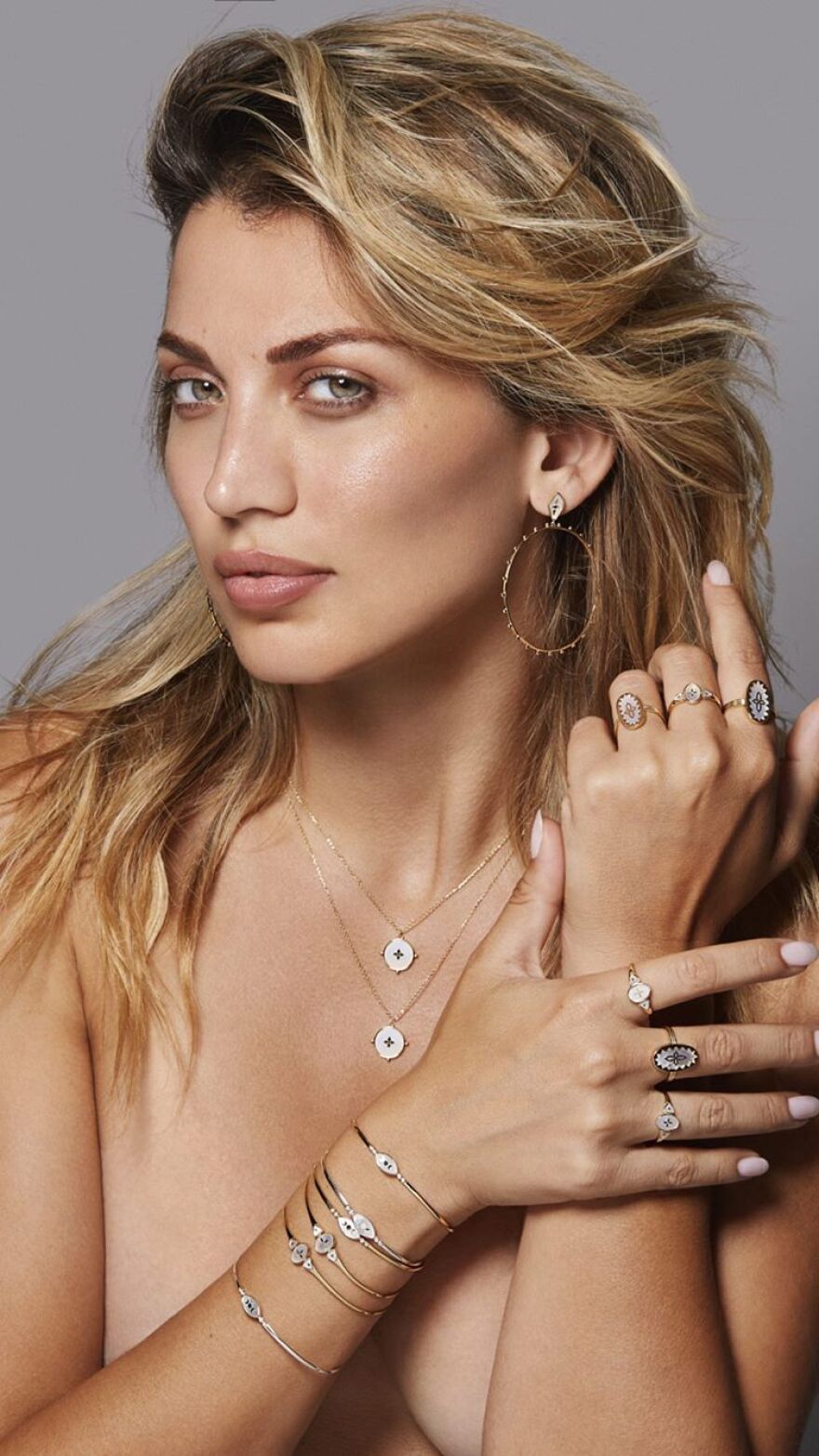 Κωνσταντίνα Σπυροπούλου: Διαφημίζει topless τη νέα της συλλογή κοσμημάτων 