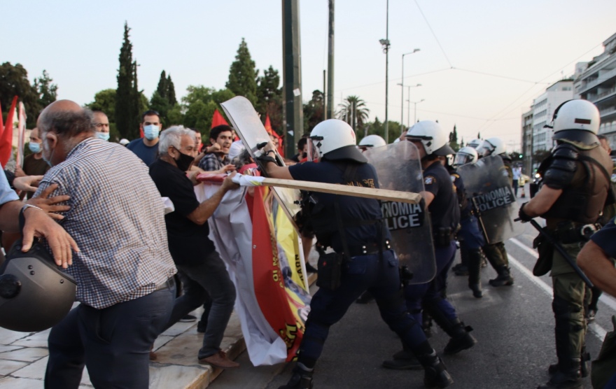 Χημικά και συμπλοκές μπροστά από το μνημείο του Αγνώστου Στρατιώτη 