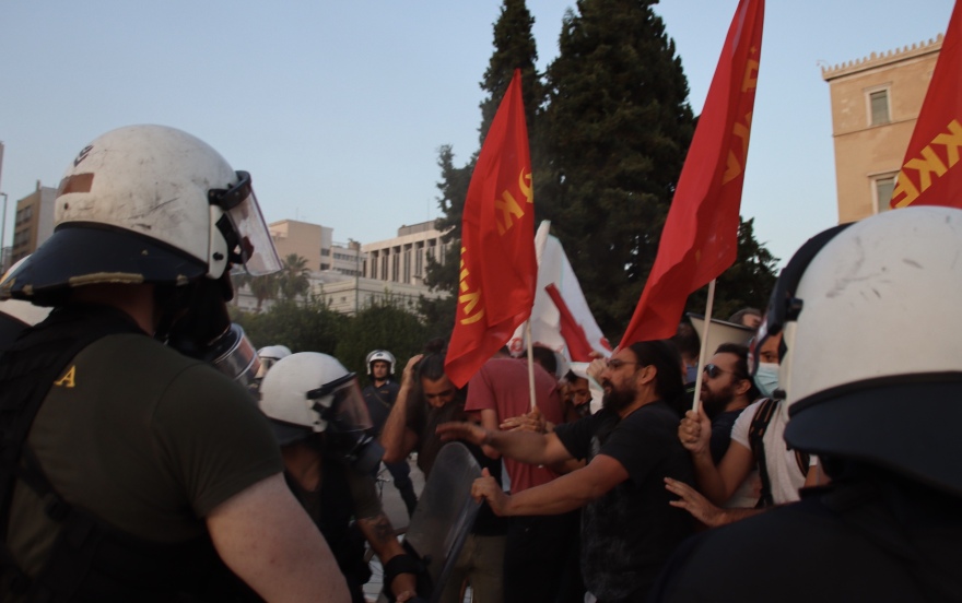 Χημικά και συμπλοκές μπροστά από το μνημείο του Αγνώστου Στρατιώτη 