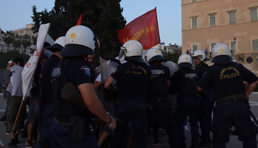 Χημικά και συμπλοκές μπροστά από το μνημείο του Αγνώστου Στρατιώτη 