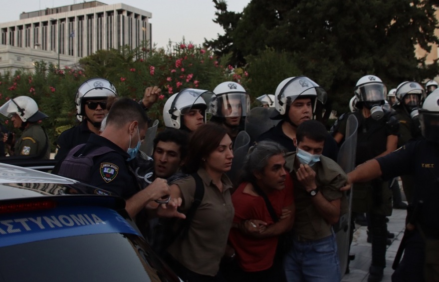 Χημικά και συμπλοκές μπροστά από το μνημείο του Αγνώστου Στρατιώτη 