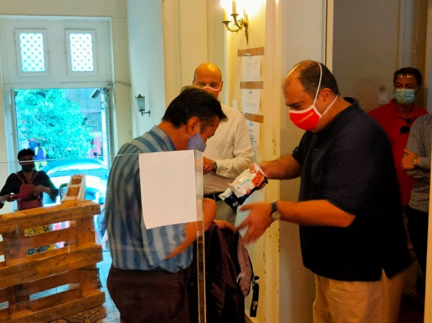 Ο Sir Στέλιος Χατζηιωάννου μοίρασε τρόφιμα σε άπορους της Αθήνας