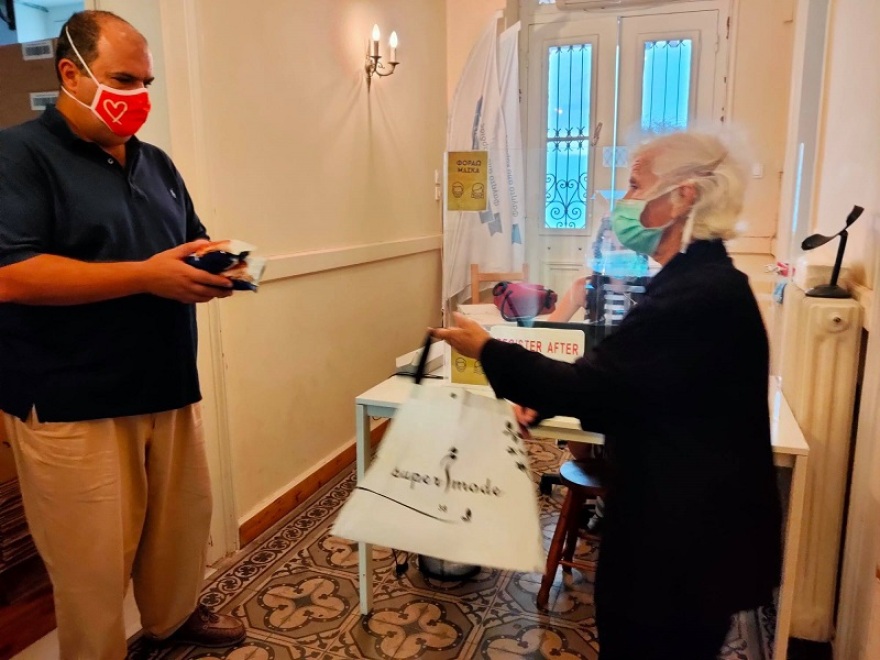 Ο Sir Στέλιος Χατζηιωάννου μοίρασε τρόφιμα σε άπορους της Αθήνας