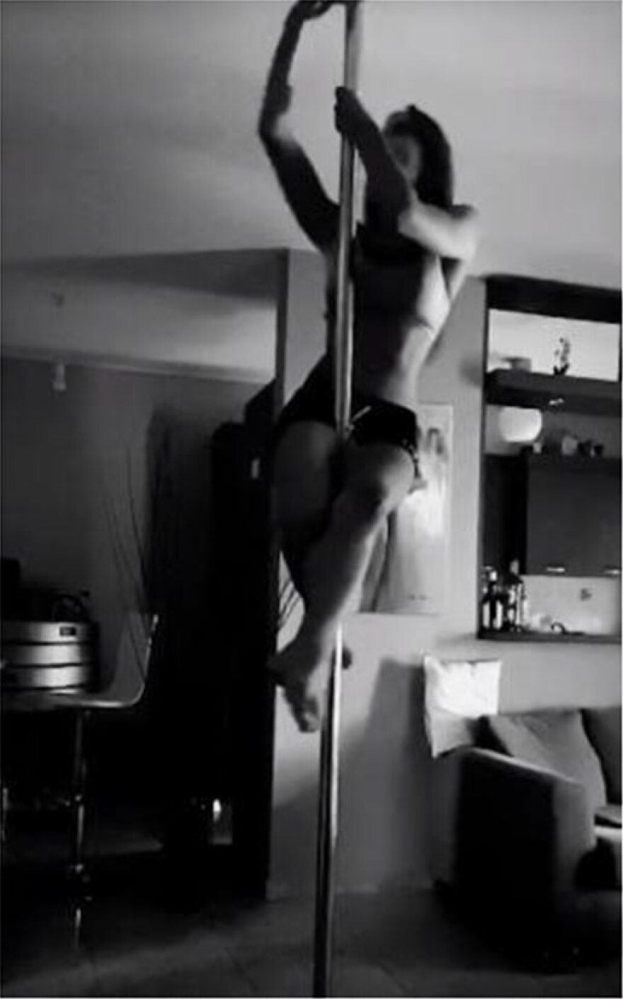 Βίντεο: Η Νικολέττα Καρρά κάνει pole dancing σπίτι της 