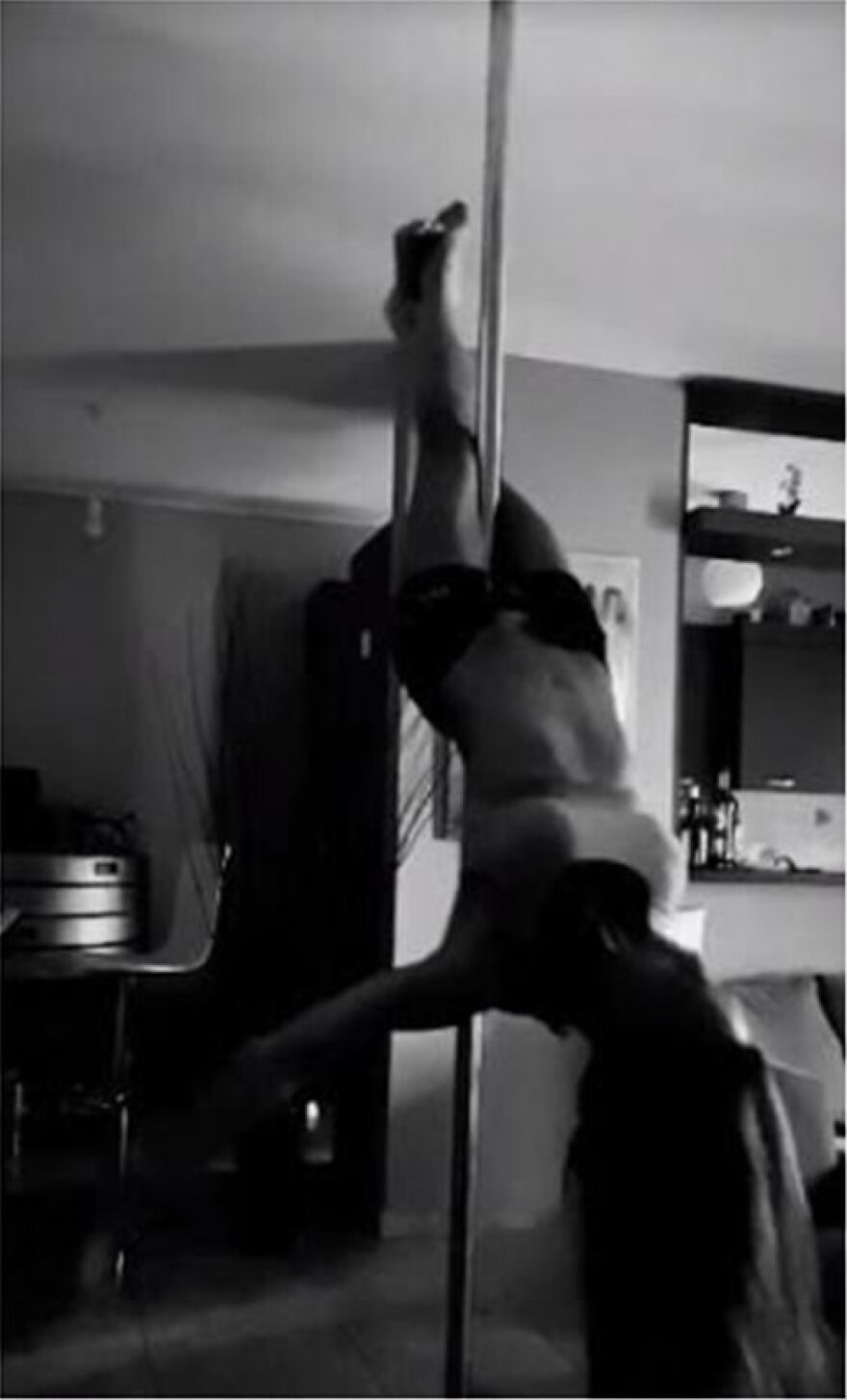 Βίντεο: Η Νικολέττα Καρρά κάνει pole dancing σπίτι της 