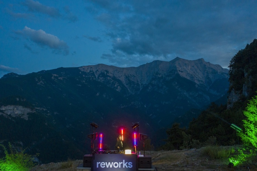 Από τον Όλυμπο στη Σαμοθράκη, διάσημοι Djs παίζουν μουσική σε εμβληματικές τοποθεσίες της Ελλάδας