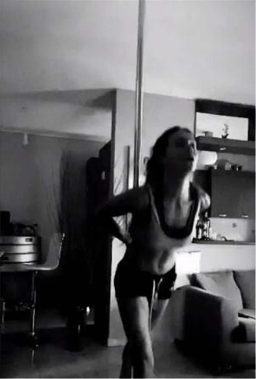 Βίντεο: Η Νικολέττα Καρρά κάνει pole dancing σπίτι της 