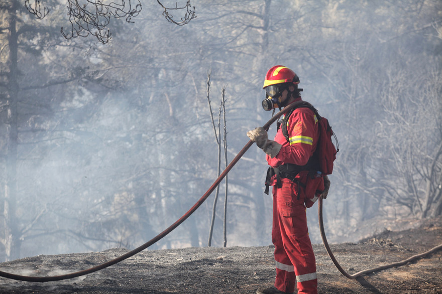 Φωτιά στον Καρέα