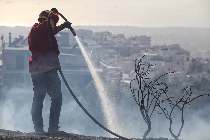 Φωτιά στον Καρέα