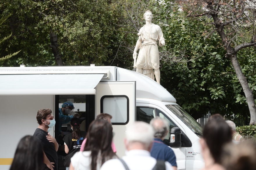 Κορωνοϊός: «Σαρώνουν» το κέντρο της Αθήνας με rapid test