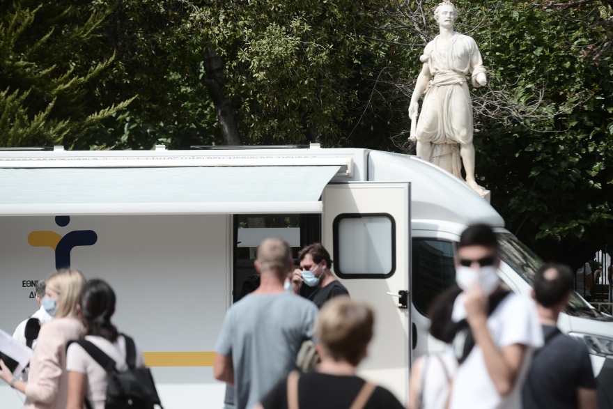 Κορωνοϊός: «Σαρώνουν» το κέντρο της Αθήνας με rapid test