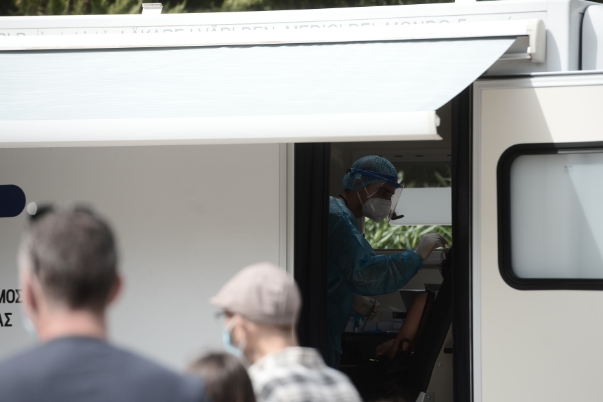 Κορωνοϊός: «Σαρώνουν» το κέντρο της Αθήνας με rapid test