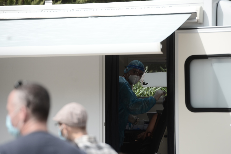 Κορωνοϊός: «Σαρώνουν» το κέντρο της Αθήνας με rapid test