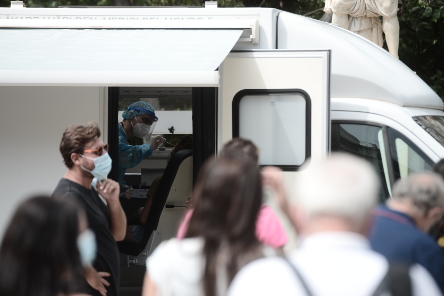 Κορωνοϊός: «Σαρώνουν» το κέντρο της Αθήνας με rapid test