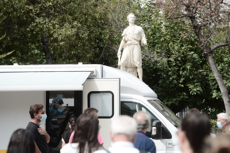 Κορωνοϊός: «Σαρώνουν» το κέντρο της Αθήνας με rapid test