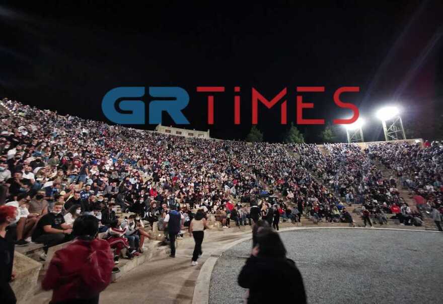 Απίστευτος συνωστισμός σε θεατρική παράσταση στη Θεσσαλονίκη