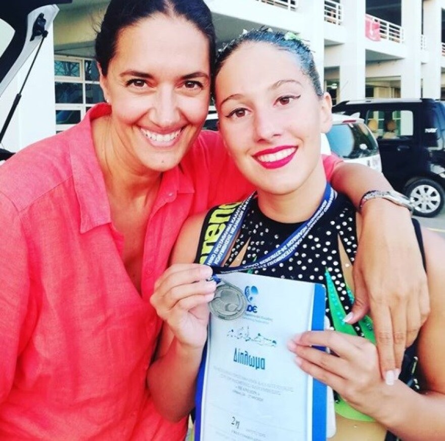 Νόνη Δούνια: H κόρη της κέρδισε μετάλλιο στην καλλιτεχνική κολύμβηση 