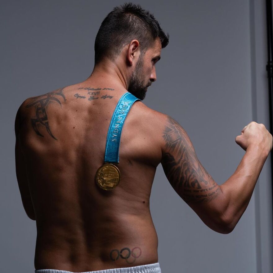 Ο Μιχάλης Μουρούτσος ποζάρει με το χρυσό Ολυμπιακό μετάλλιο: «Νιώθω ευλογημένος»