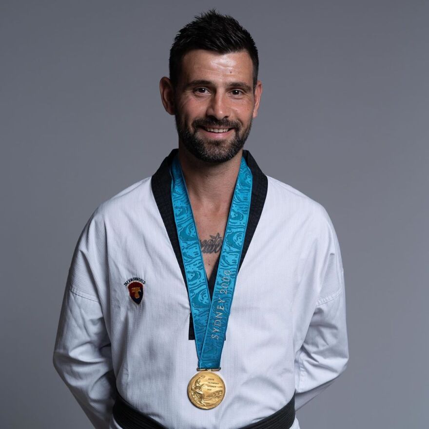 Ο Μιχάλης Μουρούτσος ποζάρει με το χρυσό Ολυμπιακό μετάλλιο: «Νιώθω ευλογημένος»