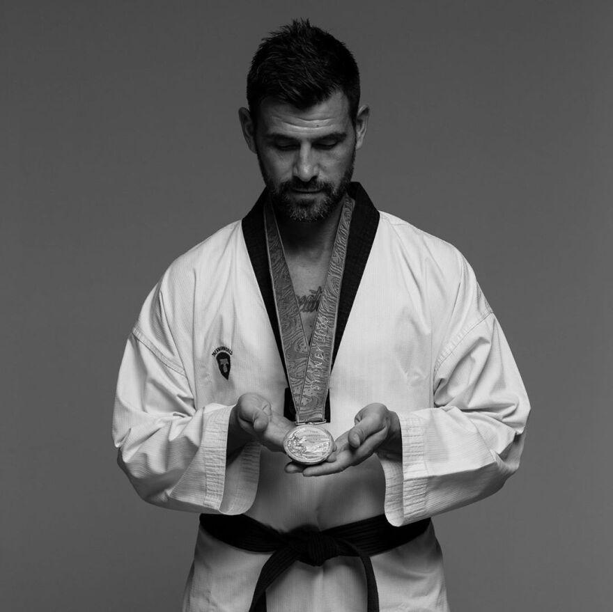 Ο Μιχάλης Μουρούτσος ποζάρει με το χρυσό Ολυμπιακό μετάλλιο: «Νιώθω ευλογημένος»