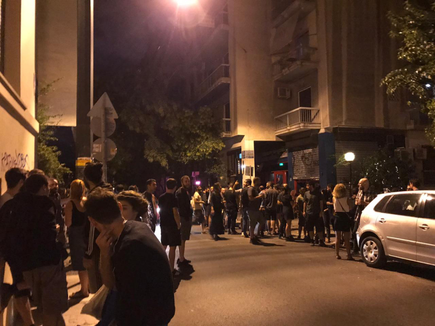 Μέτρα για τον κορωνοϊό: Προβληματισμός για τον κόσμο που επιμένει στις πλατείες - Δείτε βίντεο