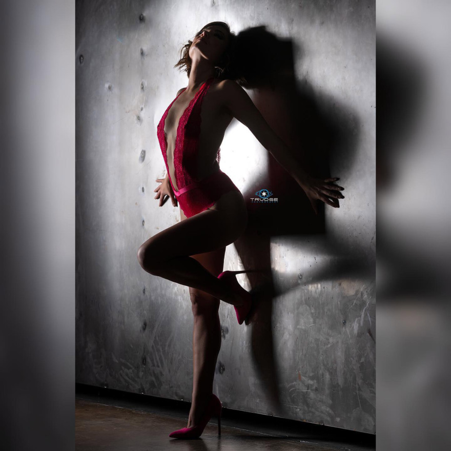 Την έχασε η Εκκλησία, την κέρδισε το... πορνό: Η bisexual πάστορας που έγινε στρίπερ!