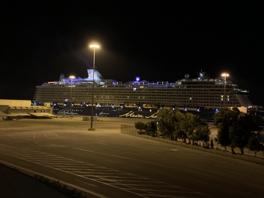 Πειραιάς: «Έδεσε» το κρουαζιερόπλοιο με τα 12 κρούσματα - Αγωνία για τα σημερινά τεστ