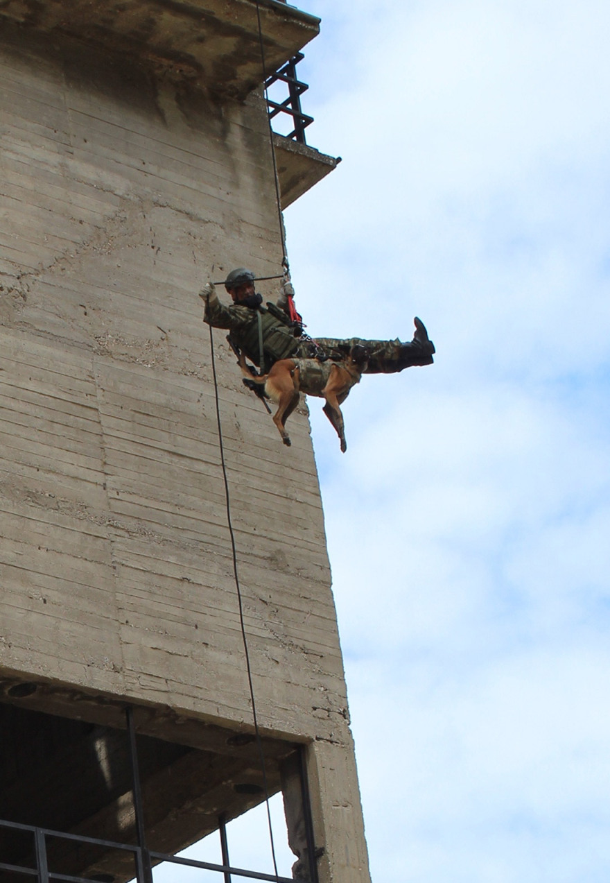 Φωτογραφίες από το Κέντρο Ανορθόδοξου Πολέμου: Δείτε πώς εκπαιδεύονται οι καταδρομείς