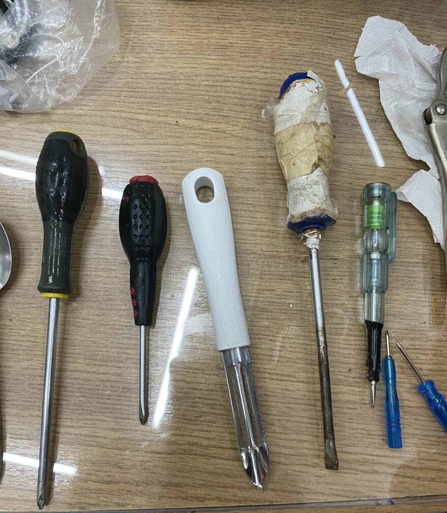 Κατσαβίδια, χάπια και ψαλίδια βρέθηκαν στις φυλακές Κορυδαλλού