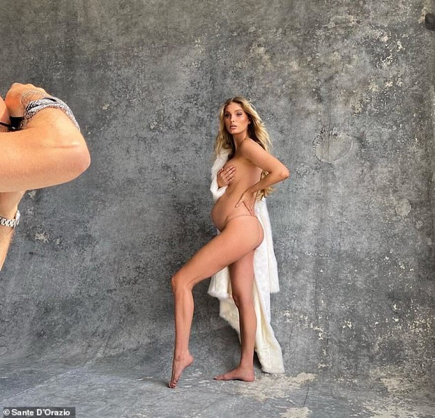 To μοντέλο Ελσα Χοσκ ανακοίνωσε με γυμνή φωτογράφιση την εγκυμοσύνη της 