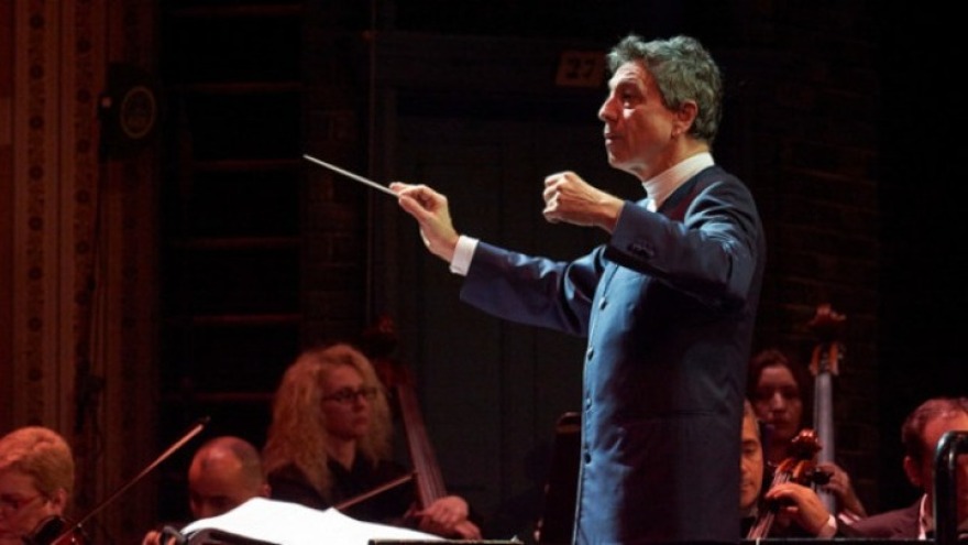 Λουκάς Καρυτινός: Ένας αθεράπευτος οραματιστής στο τιμόνι της Κρατικής Ορχήστρας Αθηνών