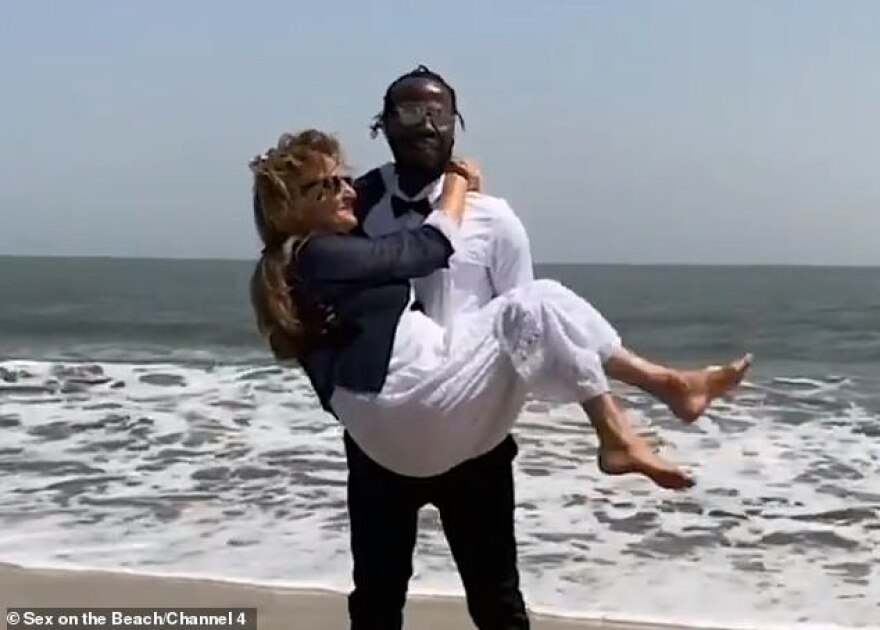 Ανθεί ο γυναικείος σεξοτουρισμός στην Γκάμπια - Αγγλίδες «γιαγιάδες» πάνε με διαφορετικό νεαρό κάθε βράδυ