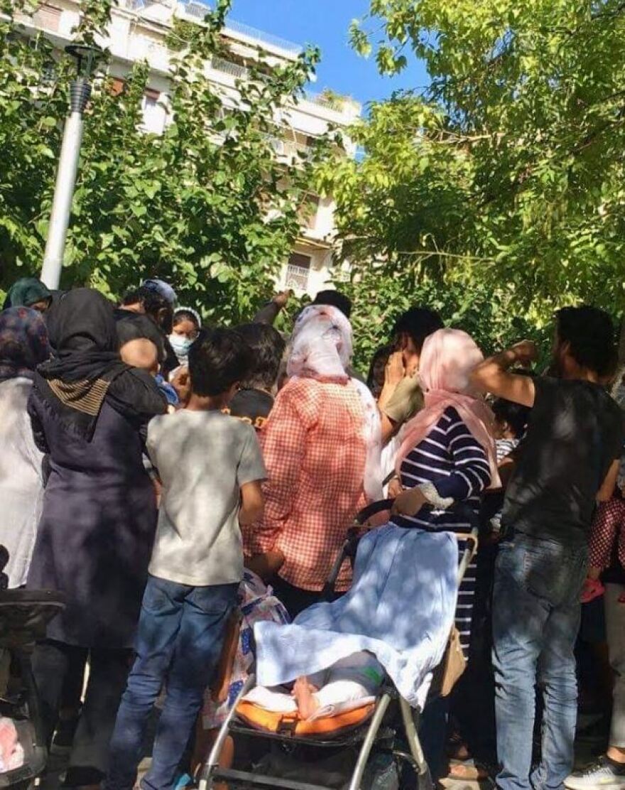 Επικίνδυνος συνωστισμός από μετανάστες σε πλατείες στην Αττική - Δείτε φωτογραφίες