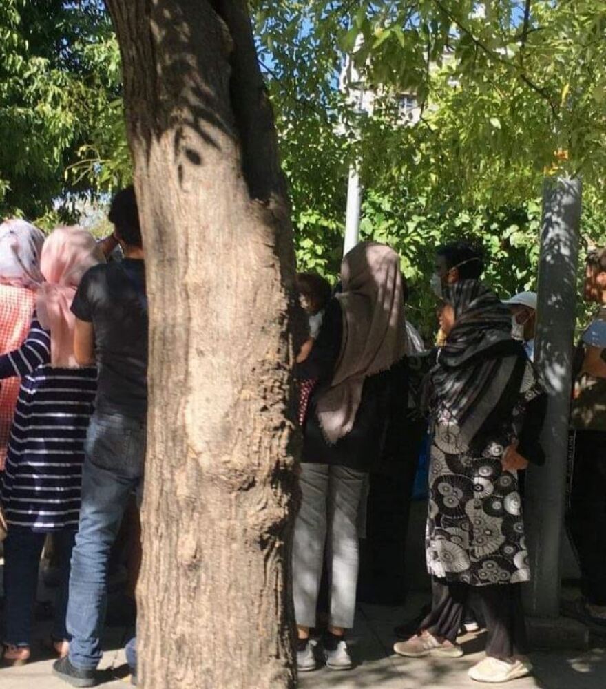 Επικίνδυνος συνωστισμός από μετανάστες σε πλατείες στην Αττική - Δείτε φωτογραφίες