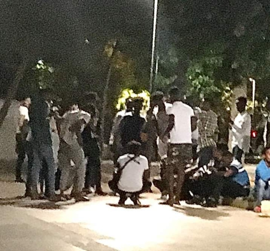 Επικίνδυνος συνωστισμός από μετανάστες σε πλατείες στην Αττική - Δείτε φωτογραφίες