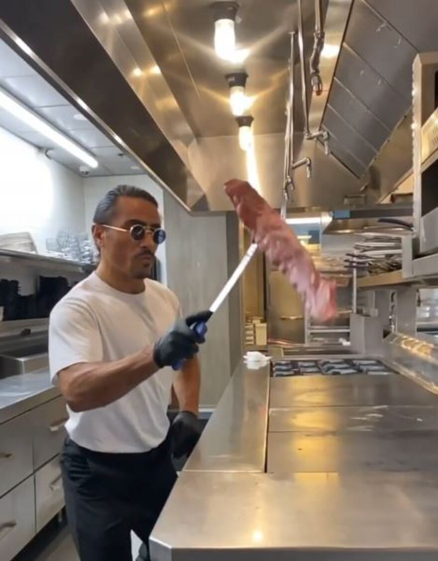 «Salt Bae»: Η απολογία του Νουσρέτ μετά το «λουκέτο» στο μαγαζί του στη Βοστώνη