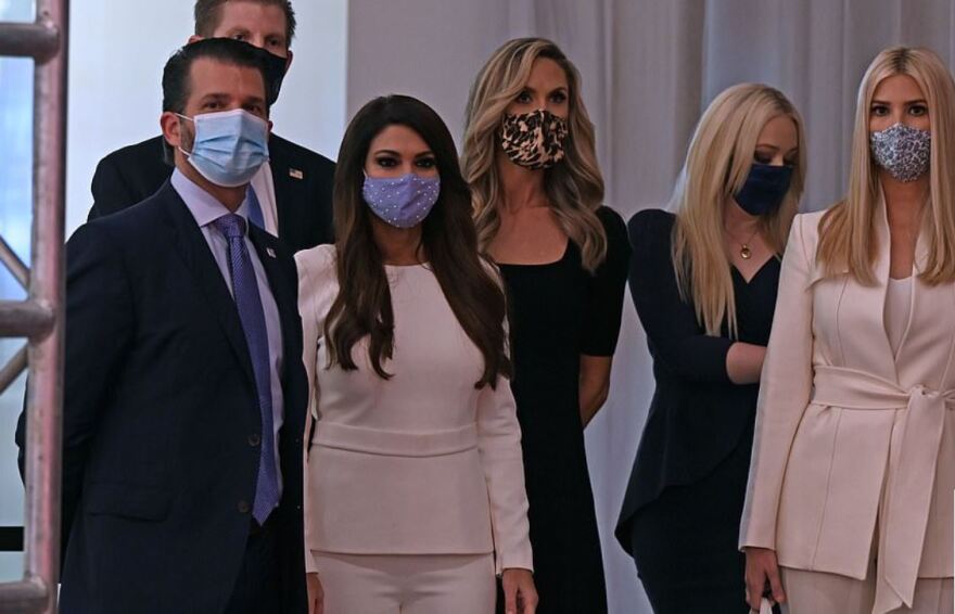 Μελάνια Τραμπ και Τζιλ Μπάιντεν: «Ντιμπέιτ» κομψότητας για τις δύο υποψήφιες πρώτες κυρίες των ΗΠΑ 