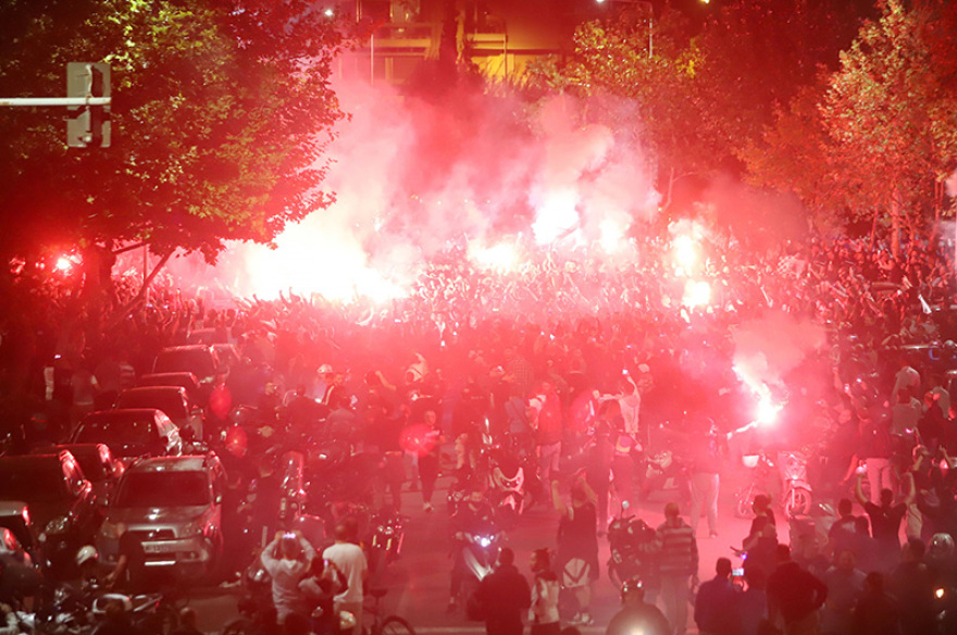 Απίστευτη λαοθάλασσα στην αναχώρηση του ΠΑΟΚ από το ξενοδοχείο 