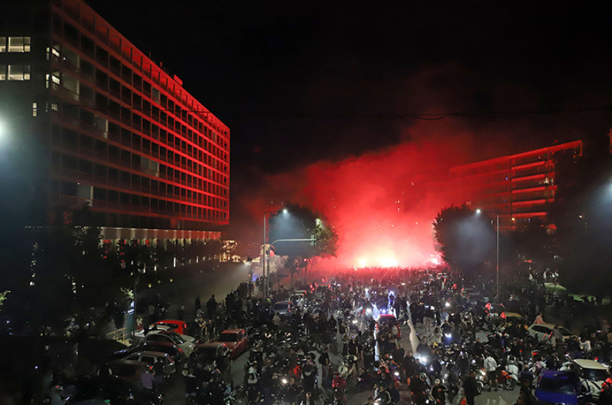 Απίστευτη λαοθάλασσα στην αναχώρηση του ΠΑΟΚ από το ξενοδοχείο 