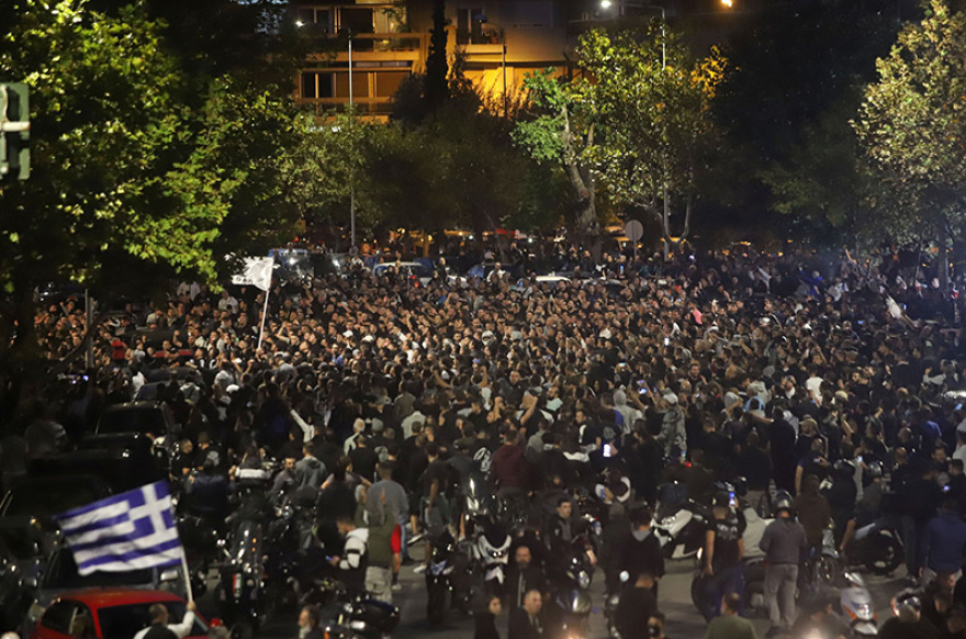 Απίστευτη λαοθάλασσα στην αναχώρηση του ΠΑΟΚ από το ξενοδοχείο 