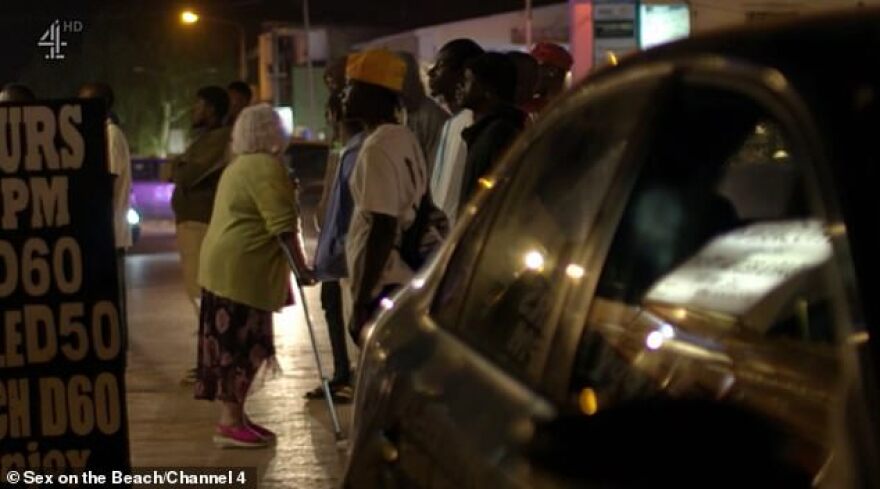 Ανθεί ο γυναικείος σεξοτουρισμός στην Γκάμπια - Αγγλίδες «γιαγιάδες» πάνε με διαφορετικό νεαρό κάθε βράδυ