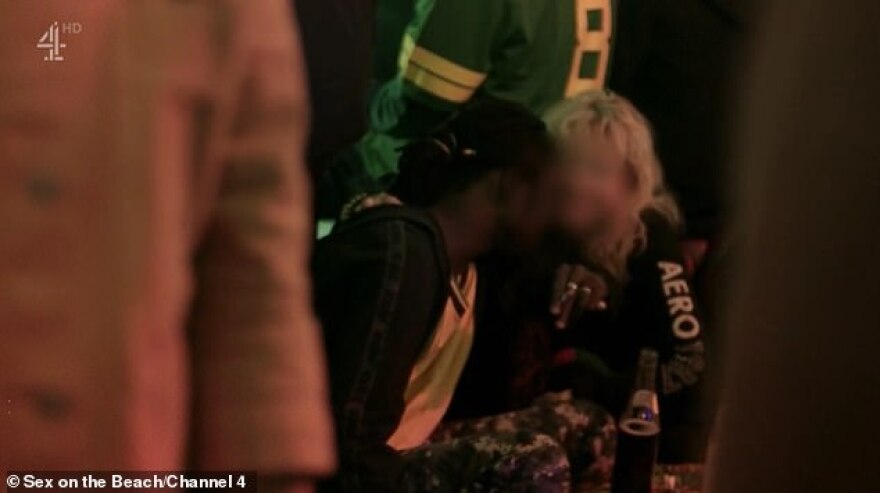 Ανθεί ο γυναικείος σεξοτουρισμός στην Γκάμπια - Αγγλίδες «γιαγιάδες» πάνε με διαφορετικό νεαρό κάθε βράδυ