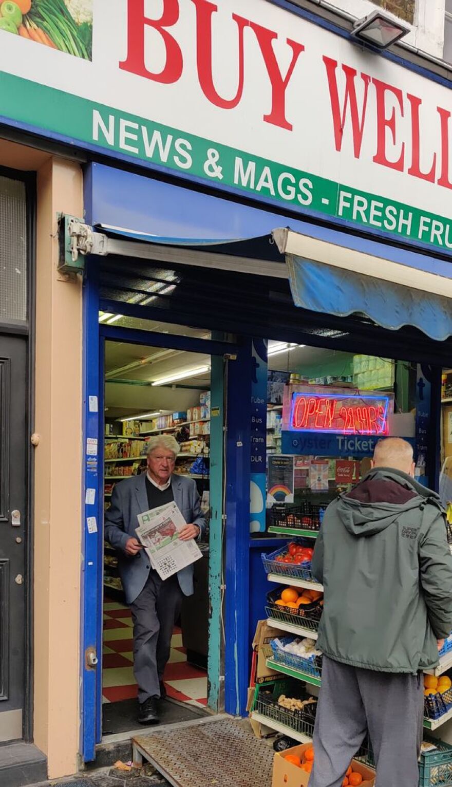  Βρετανία: Ο πατέρας του Μπόρις Τζόνσον ψωνίζει χωρίς μάσκα (φωτογραφίες)