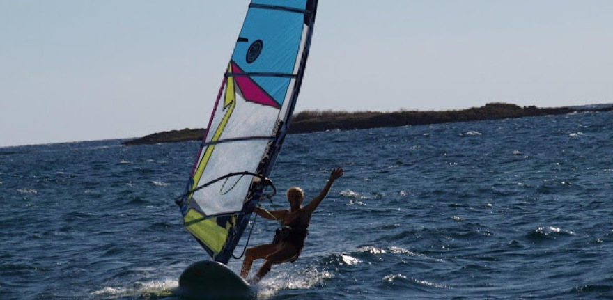 Η γηραιότερη windsurfer είναι 82 ετών, από την Κεφαλονιά και μπήκε στο Γκίνες! 