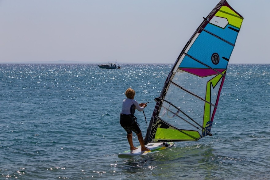 Η γηραιότερη windsurfer είναι 82 ετών, από την Κεφαλονιά και μπήκε στο Γκίνες! 