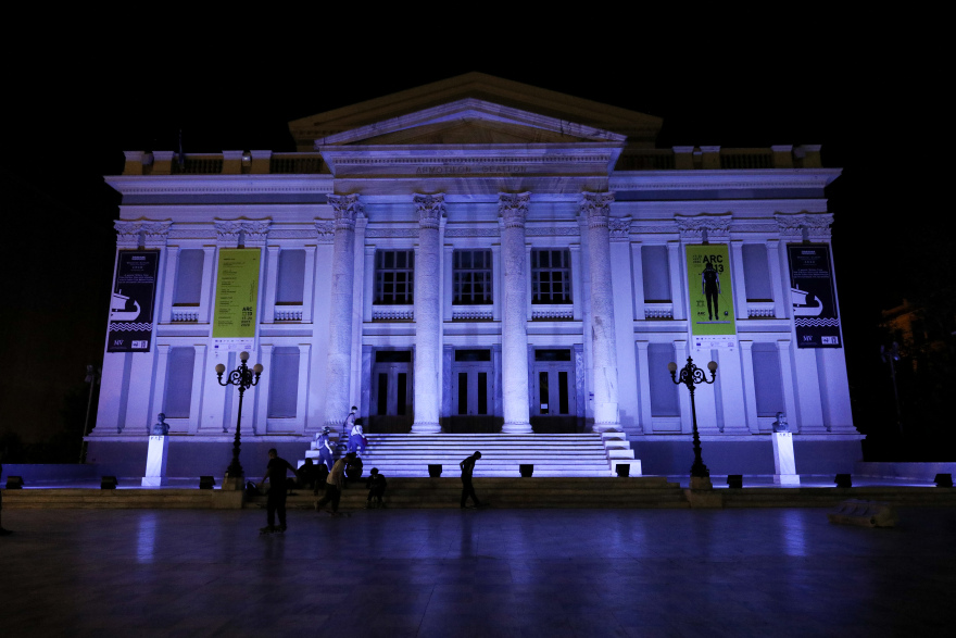 Στα «μπλε» το Δημοτικό Θέατρο Πειραιά (φωτογραφίες-βίντεο)